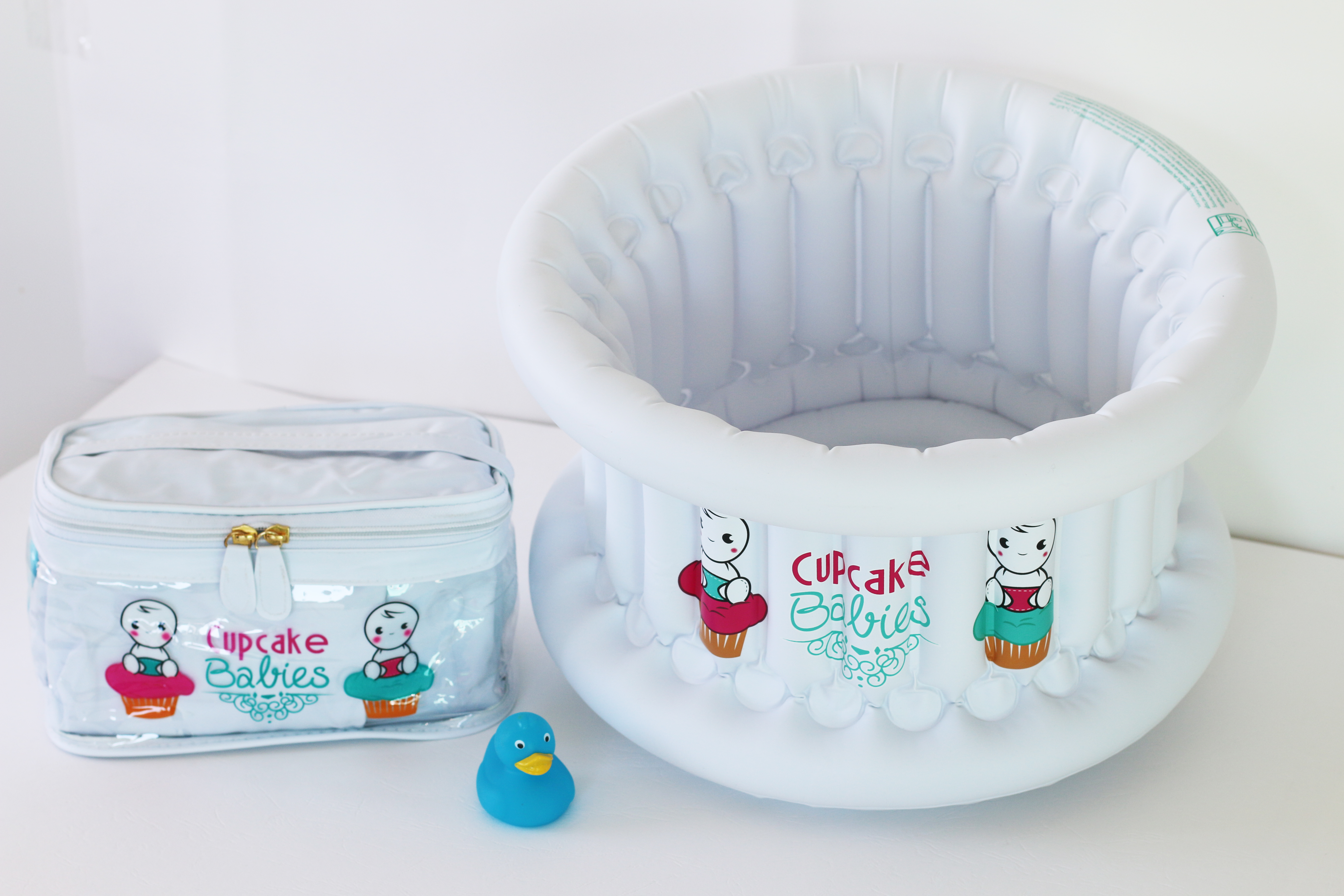 Baby drijft rustig in warm water bij LUX Baby Spa