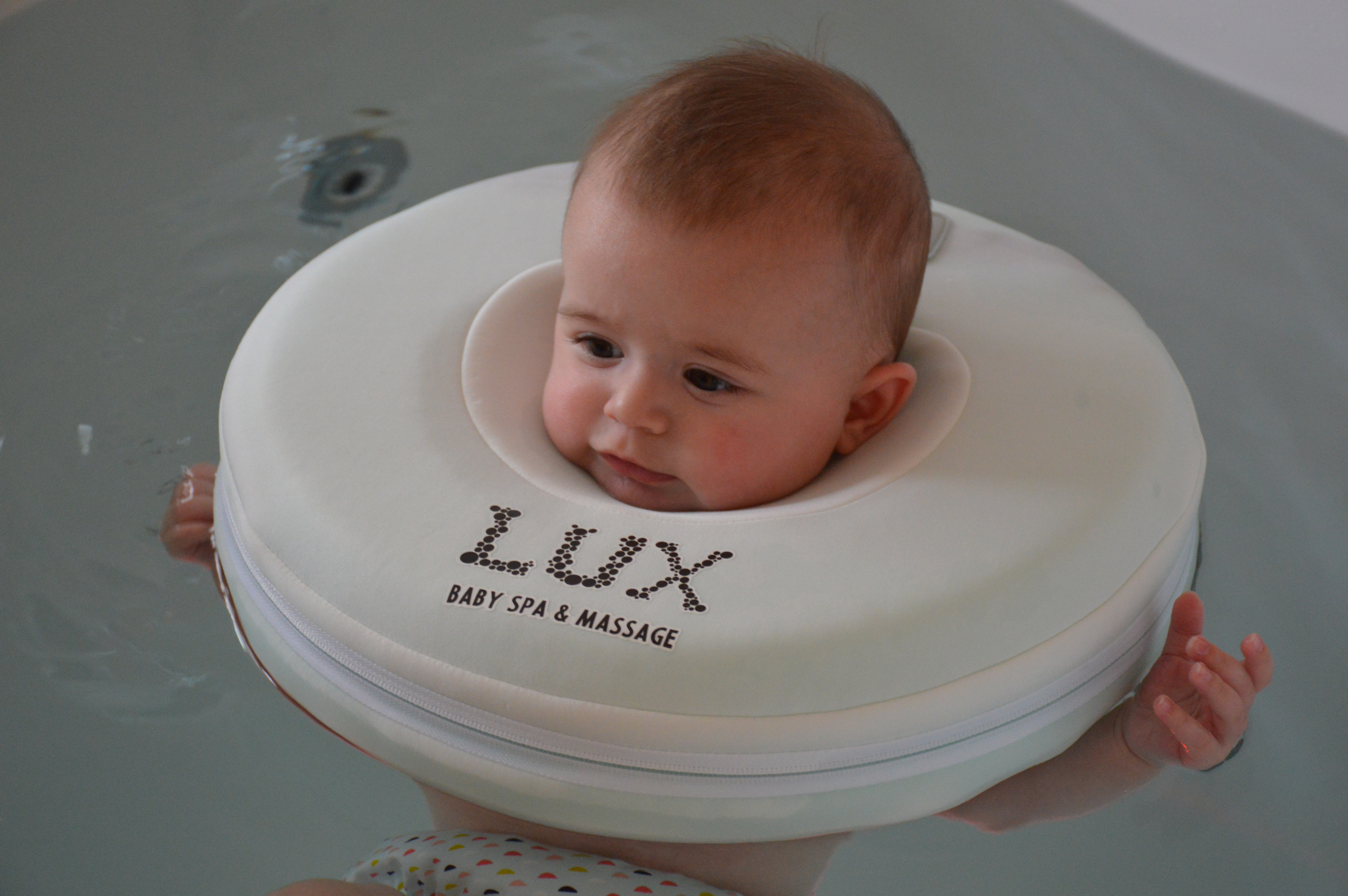 Baby drijft veilig in lauw water met halsringetje